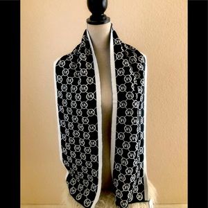 Michael Kors Logo scarf